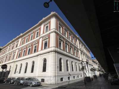 Ci ritroviamo cos� davanti a un elegante fabbricato neoclassico su tre livelli,  di cui il piano terra � in bugnato a fascia bianco mentre quelli superiori di color terra di Siena